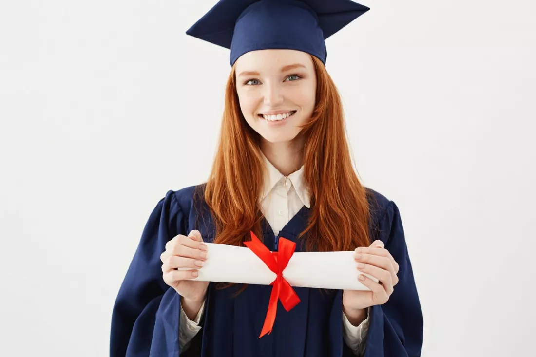 Fiatal diplomás lány a diplomájával